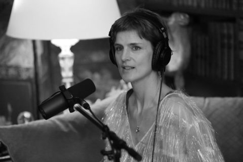 The Chanel 3.55 Podcast dernières nouvelles de l'entreprise Vous êtes-vous demandé ce que elle porte dedans ce Chanel Handbag ?  2
