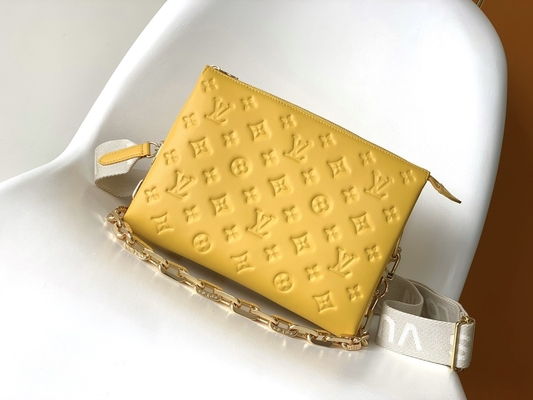 Le monogramme de tournesol a gravé les sacs en refief marqués faits sur commande Coussin P.M. Louis Vuitton Puffy Lambskin