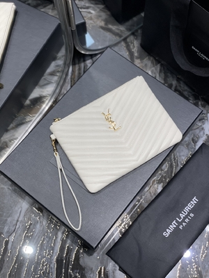 Le monogramme a piqué YVES SAINT LAURENT en cuir a piqué l'embrayage en cuir d'enveloppe de poche