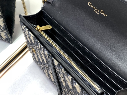 L'OEM a stigmatisé la selle long Dior Oblique Jacquard Pouch Wallet