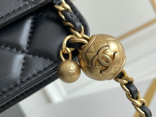 Portefeuille noir de sacs à main d'embrayage de WOC de Mini Coco Chanel sur une chaîne CF20