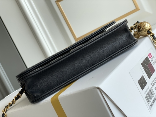 Portefeuille noir de sacs à main d'embrayage de WOC de Mini Coco Chanel sur une chaîne CF20