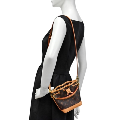 Croix rapide NANOE de Louis Vuitton M81266 de toile de monogramme - sac mortuaire pour des femmes