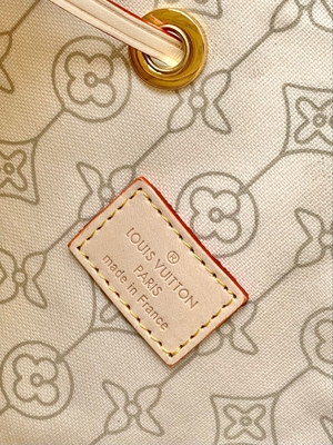 Le rose blanc Damier Azur Canvas BT a stigmatisé le sac de seau de Bag NéONoé millimètre de messager