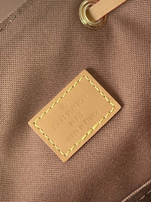 Charme détachable BT Montsouris P.M. d'ombre de monogramme de sac à dos en cuir du veau