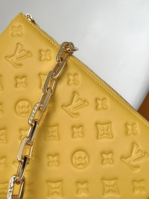 Le monogramme de tournesol a gravé les sacs en refief marqués faits sur commande Coussin P.M. Louis Vuitton Puffy Lambskin