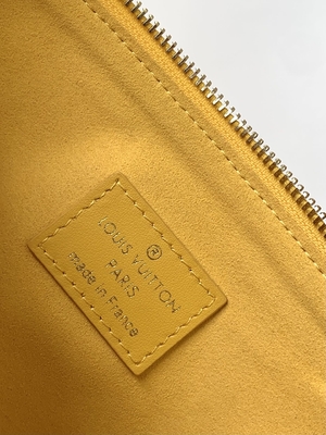 Le monogramme de tournesol a gravé les sacs en refief marqués faits sur commande Coussin P.M. Louis Vuitton Puffy Lambskin