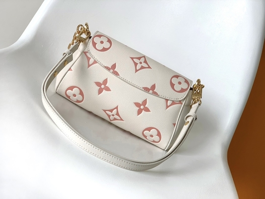 Cuir préféré de Mini Sling Bag Branded BT Rose Trianon Two Monogram Empreinte de crème