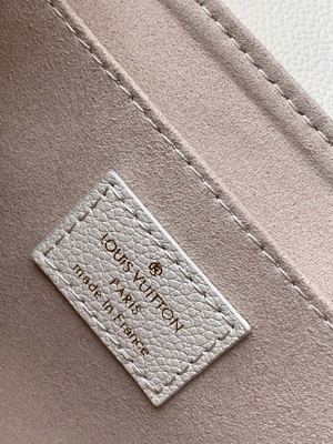 Cuir préféré de Mini Sling Bag Branded BT Rose Trianon Two Monogram Empreinte de crème