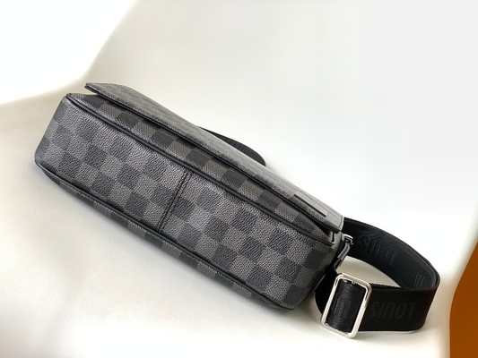 Messager Bag Graphite Black du secteur P.M. Damier de Louis Vuitton Branded Mens Bag