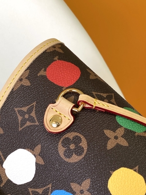 sac noir de monogramme de BT X Yayoi Kusama Louis Vuitton Neverfull millimètre multicolore