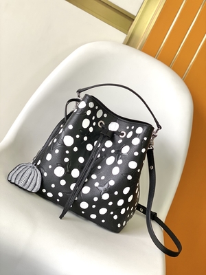 Dames NéOnoé noir blanc millimètre Louis Vuitton Yayoi Kusama Handbag
