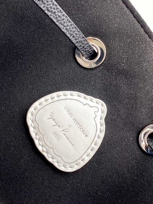 Dames NéOnoé noir blanc millimètre Louis Vuitton Yayoi Kusama Handbag