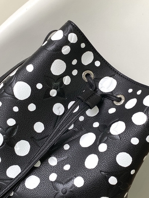 Dames NéOnoé noir blanc millimètre Louis Vuitton Yayoi Kusama Handbag