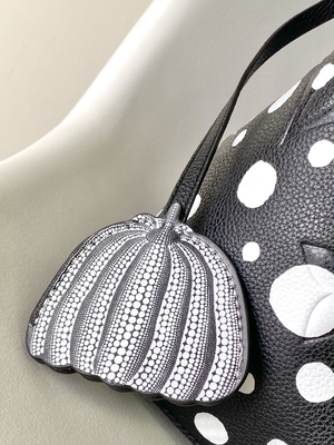 Dames NéOnoé noir blanc millimètre Louis Vuitton Yayoi Kusama Handbag