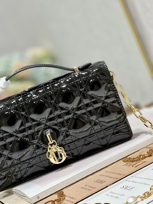 Noir marqué Flip Closure de Madame Dior Patent Clutch Small Pearl