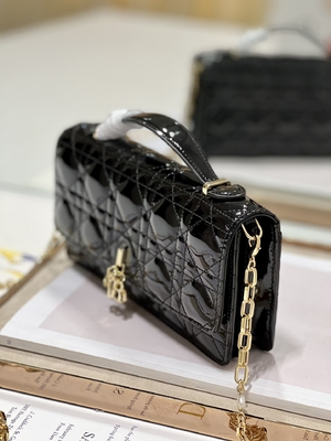 Noir marqué Flip Closure de Madame Dior Patent Clutch Small Pearl