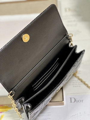 Noir marqué Flip Closure de Madame Dior Patent Clutch Small Pearl