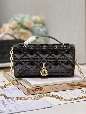 Noir marqué Flip Closure de Madame Dior Patent Clutch Small Pearl