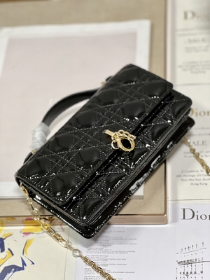 Noir marqué Flip Closure de Madame Dior Patent Clutch Small Pearl