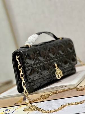 Noir marqué Flip Closure de Madame Dior Patent Clutch Small Pearl