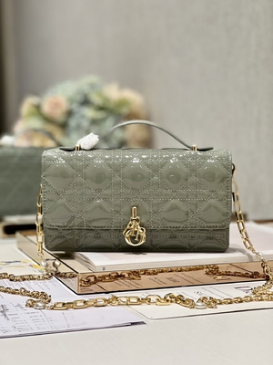 Noir marqué Flip Closure de Madame Dior Patent Clutch Small Pearl