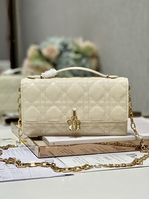 Noir marqué Flip Closure de Madame Dior Patent Clutch Small Pearl