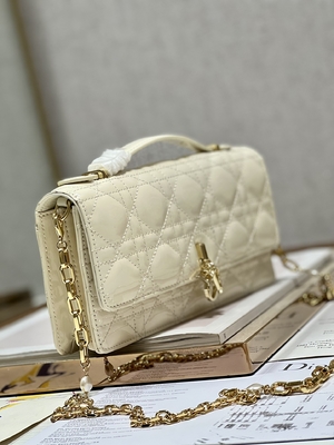 Noir marqué Flip Closure de Madame Dior Patent Clutch Small Pearl