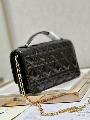 Noir marqué Flip Closure de Madame Dior Patent Clutch Small Pearl