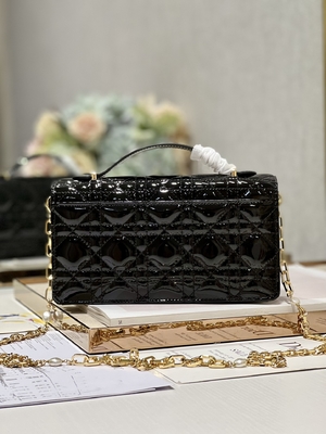 Noir marqué Flip Closure de Madame Dior Patent Clutch Small Pearl