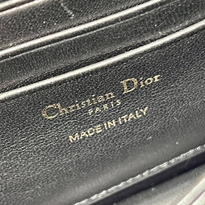 Noir marqué Flip Closure de Madame Dior Patent Clutch Small Pearl