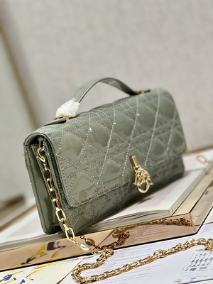 Noir marqué Flip Closure de Madame Dior Patent Clutch Small Pearl