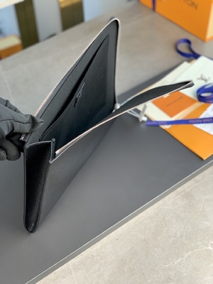 Cuir de GM Cuir Taurillon de Louis Vuitton Pochette Jour de concepteur dans des bourses Noir noires