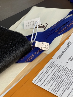 Cuir de GM Cuir Taurillon de Louis Vuitton Pochette Jour de concepteur dans des bourses Noir noires