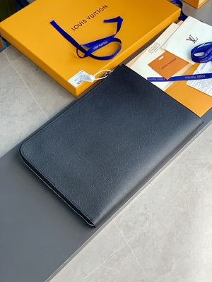 Cuir de GM Cuir Taurillon de Louis Vuitton Pochette Jour de concepteur dans des bourses Noir noires