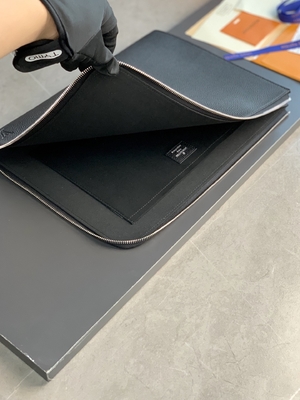 Cuir de GM Cuir Taurillon de Louis Vuitton Pochette Jour de concepteur dans des bourses Noir noires