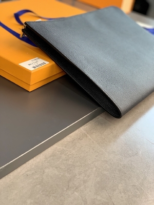 Cuir de GM Cuir Taurillon de Louis Vuitton Pochette Jour de concepteur dans des bourses Noir noires
