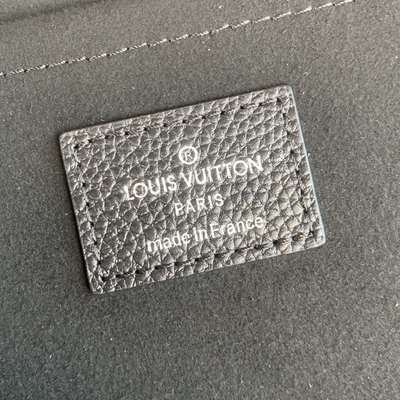 Cuir de GM Cuir Taurillon de Louis Vuitton Pochette Jour de concepteur dans des bourses Noir noires