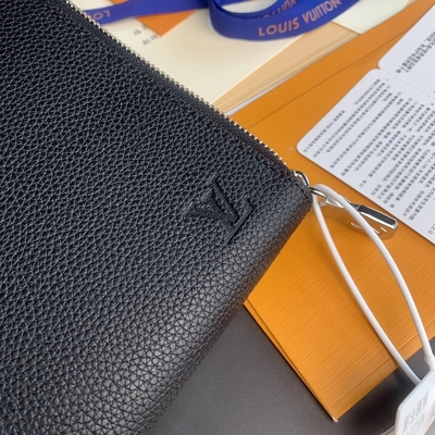 Cuir de GM Cuir Taurillon de Louis Vuitton Pochette Jour de concepteur dans des bourses Noir noires
