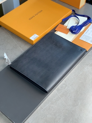 Cuir de GM Cuir Taurillon de Louis Vuitton Pochette Jour de concepteur dans des bourses Noir noires