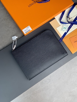 Cuir de GM Cuir Taurillon de Louis Vuitton Pochette Jour de concepteur dans des bourses Noir noires