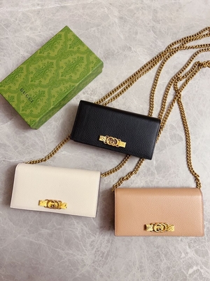 Portefeuille en cuir rose-clair de Mini Designer Purses Gucci Python sur le WOC à chaînes avec enclencher G