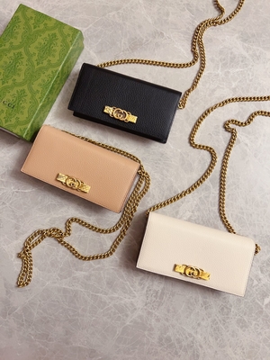 Portefeuille en cuir rose-clair de Mini Designer Purses Gucci Python sur le WOC à chaînes avec enclencher G