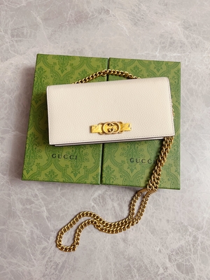 Portefeuille en cuir rose-clair de Mini Designer Purses Gucci Python sur le WOC à chaînes avec enclencher G