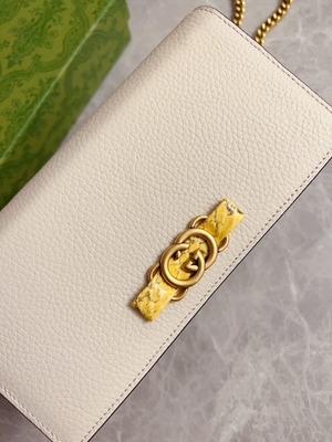 Portefeuille en cuir rose-clair de Mini Designer Purses Gucci Python sur le WOC à chaînes avec enclencher G