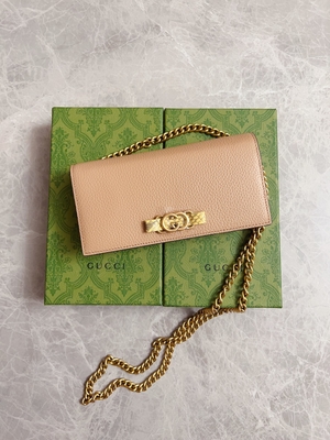 Portefeuille en cuir rose-clair de Mini Designer Purses Gucci Python sur le WOC à chaînes avec enclencher G