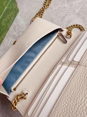 Portefeuille en cuir rose-clair de Mini Designer Purses Gucci Python sur le WOC à chaînes avec enclencher G