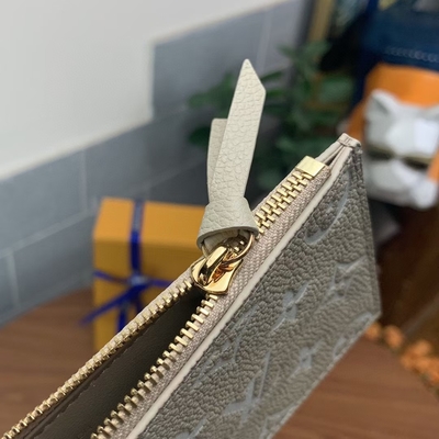 Ressort blanc de sac de Pochette Felicie BT dans le monogramme Empreinte de ville