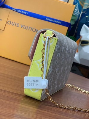 Ressort blanc de sac de Pochette Felicie BT dans le monogramme Empreinte de ville