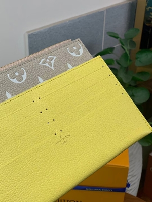 Ressort blanc de sac de Pochette Felicie BT dans le monogramme Empreinte de ville